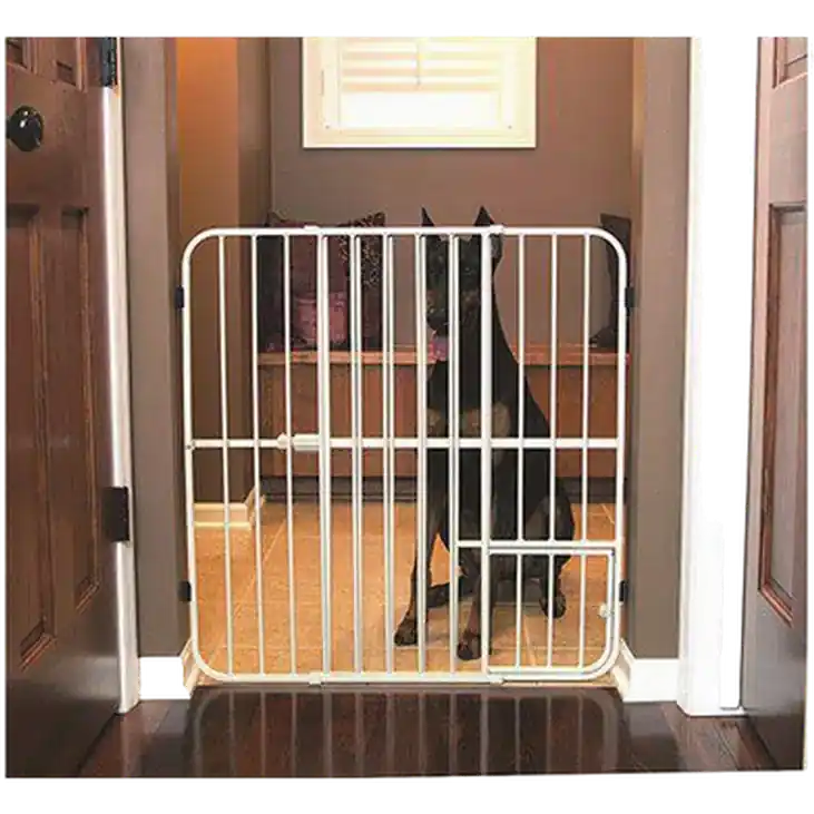 Under begränsad tid | Pet Gate Big Tuffy Expandable With Small Pet Door White 66-107 x 81 cm – Carlson