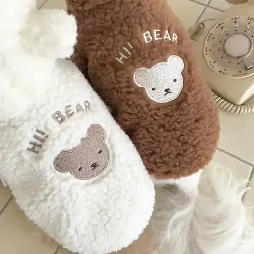 Cappottino per Cani ”Hi Bear!” in Pile Morbido con Cappuccio e Orecchie - Snart slut
