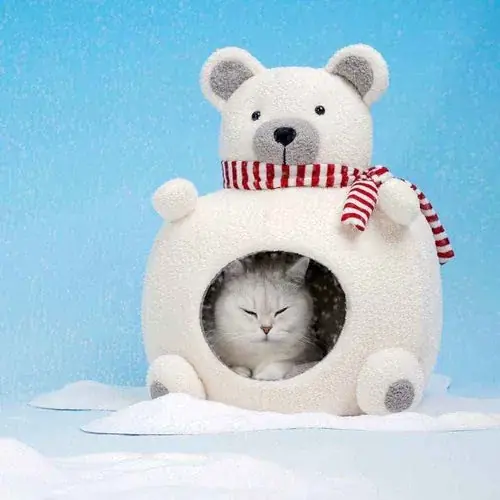 Precis tillagt - Cuccia per Gatti a Forma di Orsetto Bianco con Sciarpa e Cappello
