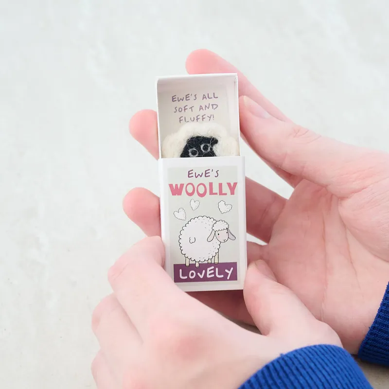 Specialerbjudande | Ewe‘s Woolly Lovely Wool Felt Sheep In A Matchbox