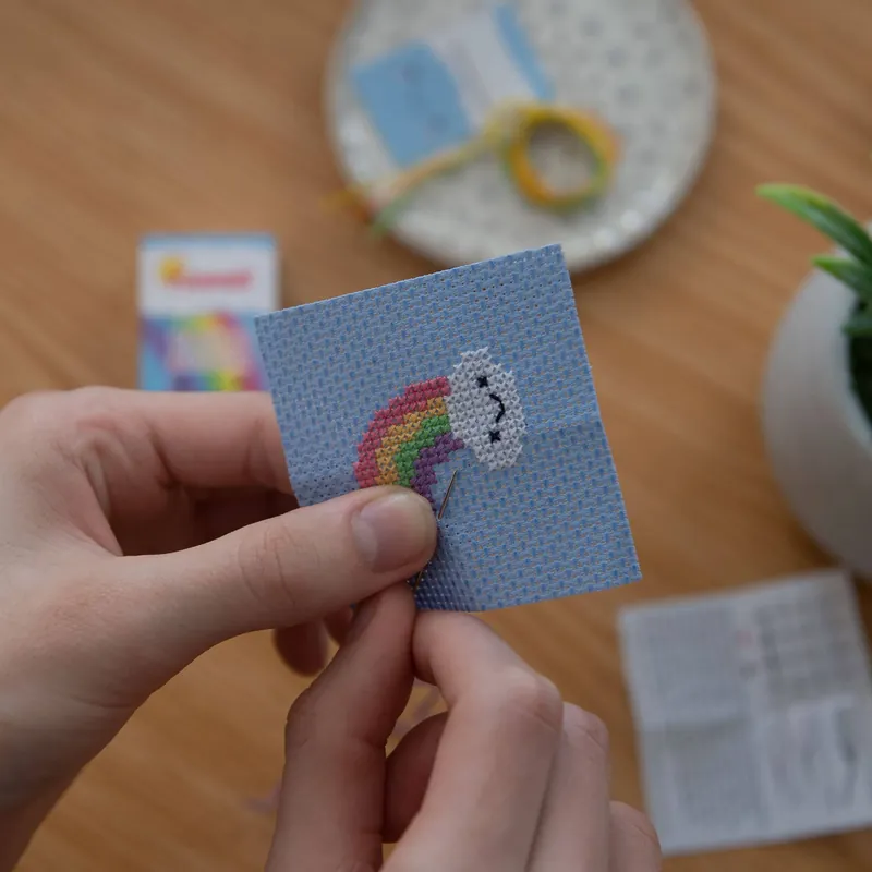 Endast ett fåtal kvar | Kawaii Rainbow Cloud Mini Cross Stitch Kit In A Matchbox
