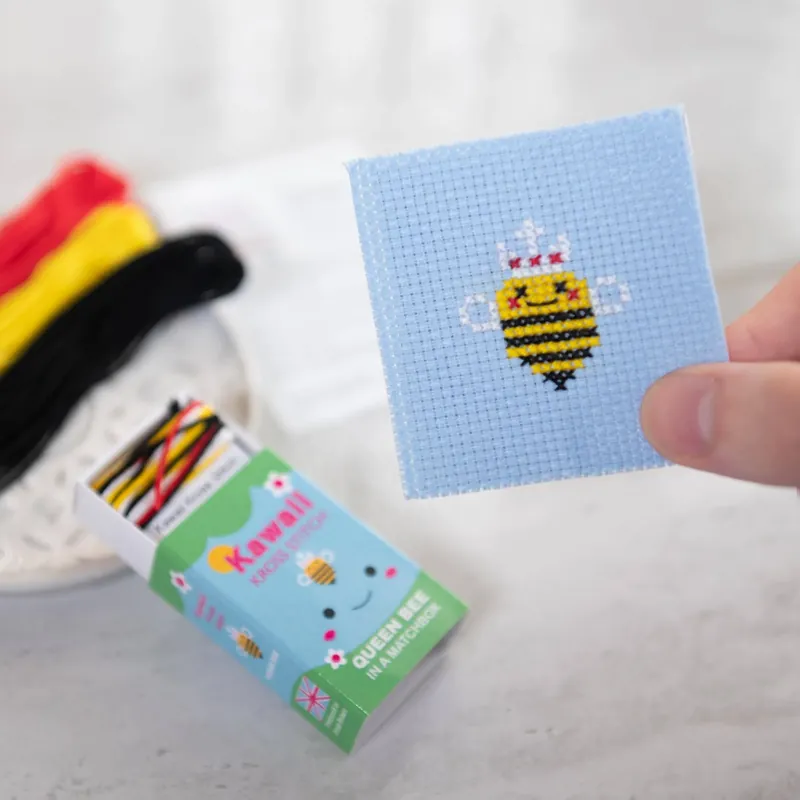 Kawaii Queen Bee Mini Cross Stitch Kit - Riktigt fynd