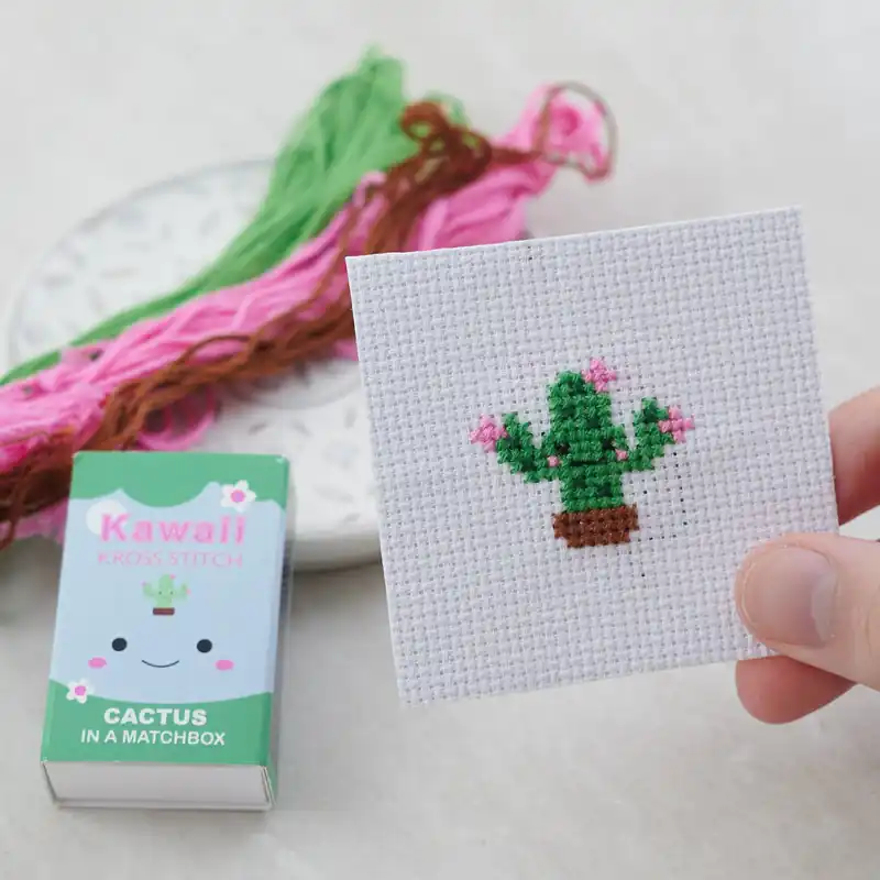Endast ett fåtal kvar - Kawaii Cactus Cross Stitch Kit In A Matchbox