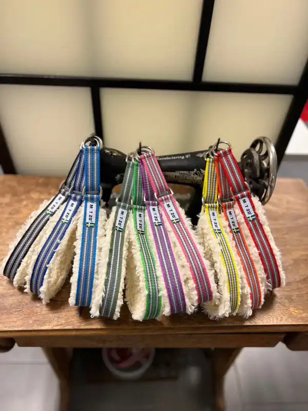Lågt pris | Blå Fodrat Halsband Halvstryp, Vit Fårskinnsimitation - 55 cm x 30 mm
