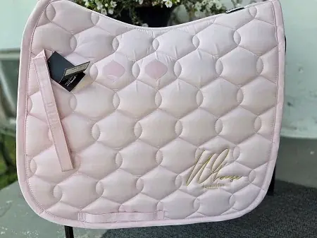 Nytt i sortimentet - Eskadron Glossy Wave Dressyrschabrak M W-Houseequestrian Logga Rosa/Guld Full